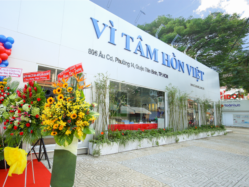 Cửa chính Hồn Việt